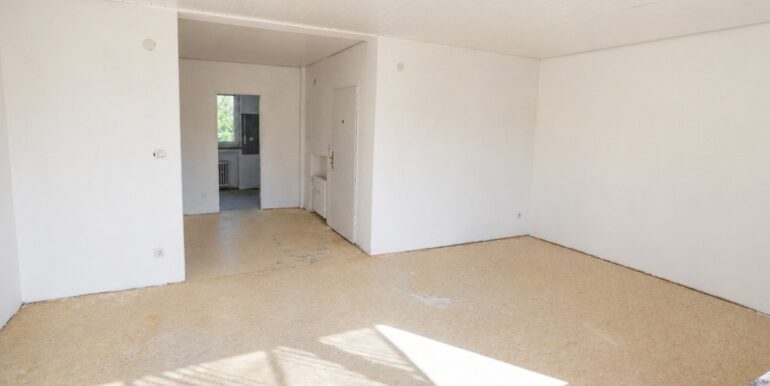 Blick vom Balkon zurück ins Wohnzimmer