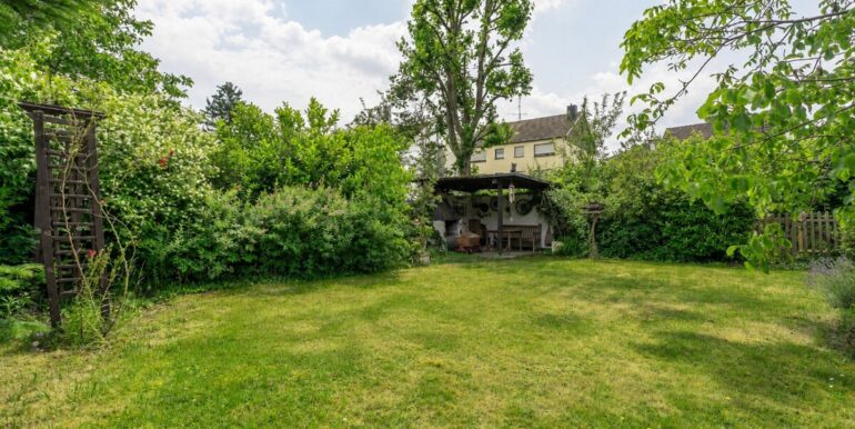 Garten mit Freisitz