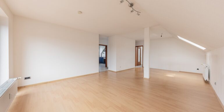 großzügiges Wohnzimmer