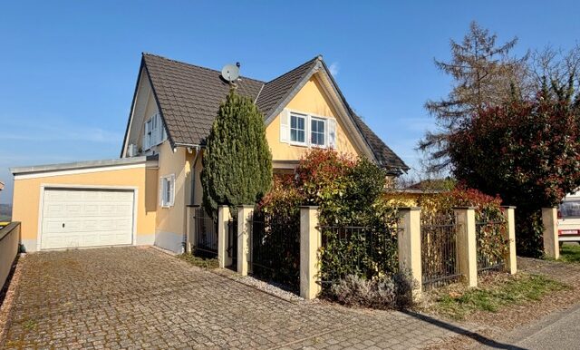 Außenansicht mit Garage