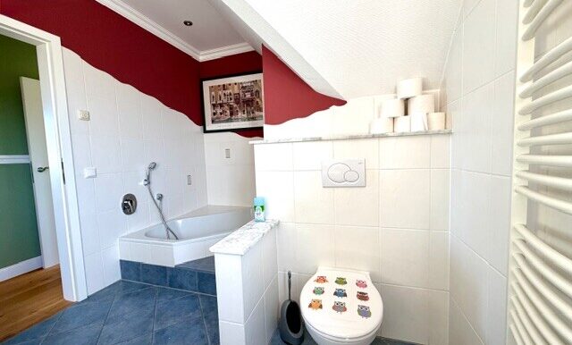 Geschmackvolles Badezimmer Obergeschoss mit Wanne und Dusche