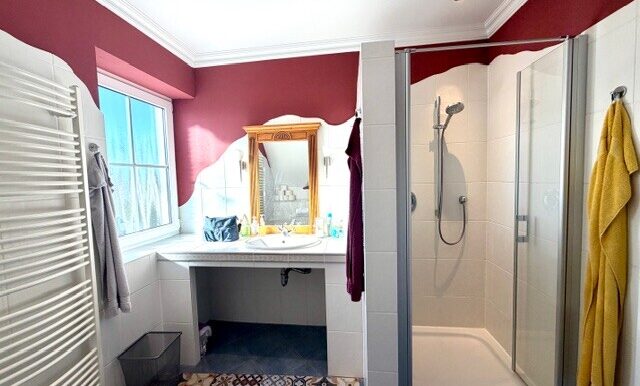 Badezimmer im Obergeschoss mit Wanne & Dusche