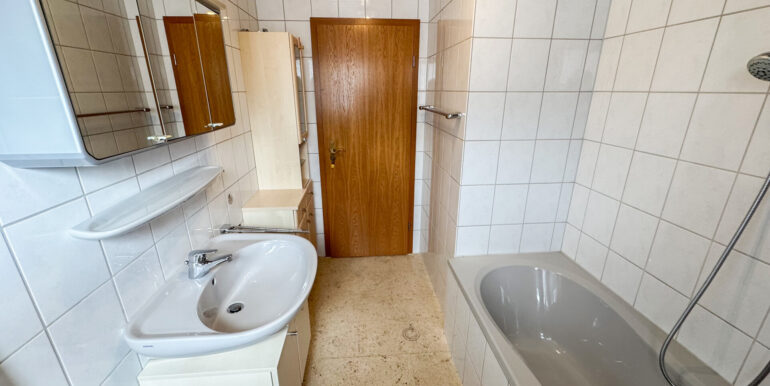 Tageslichtbad mit Wanne und WC OG
