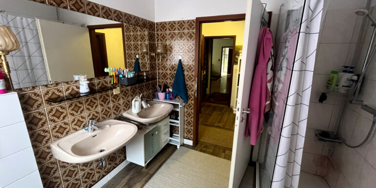 Badezimmer (EG)