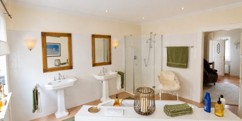 Badewanne und Dusche