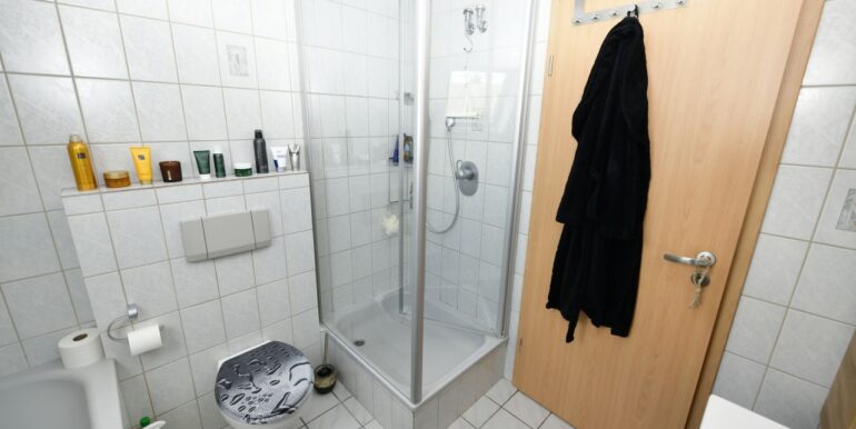 Dusch-/Wannenbad im Dachgeschoss mit Blick auf die Dusche