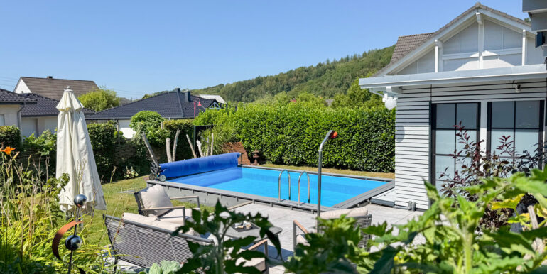 Gartenansicht mit Pool