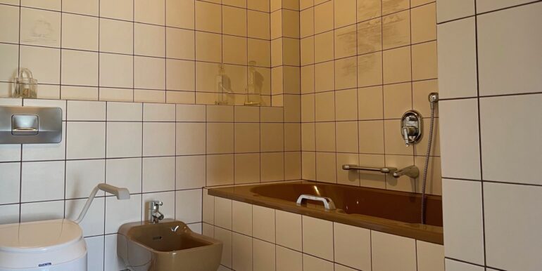 Bad mit Wanne und Bidet (EG)