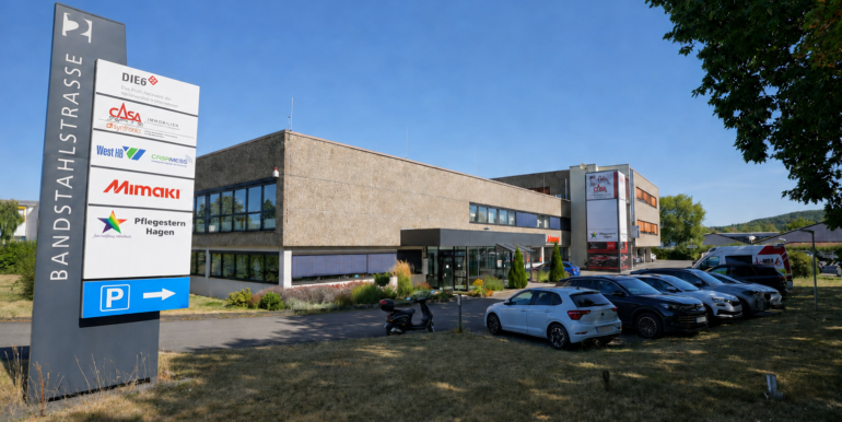 Zufahrt zum Bürohaus in guter Sichtlage