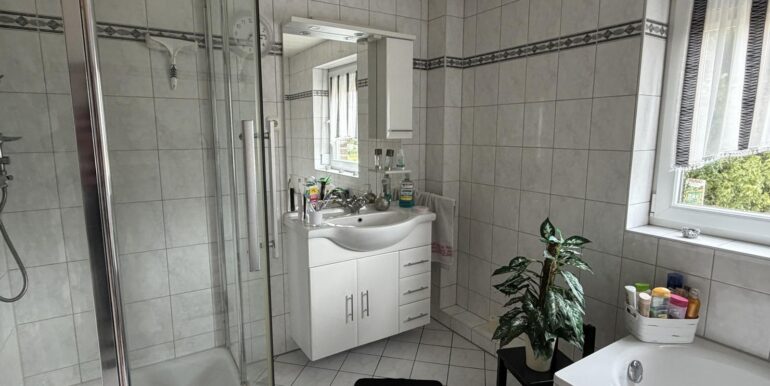 Badezimmer mit Dusche und...