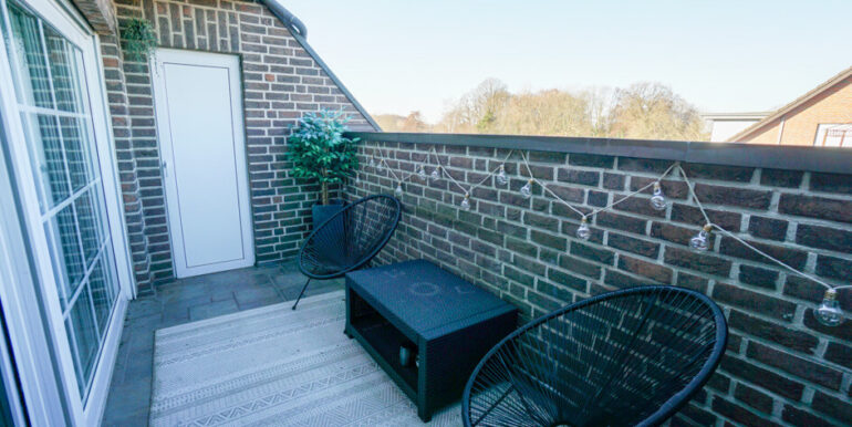 Loggia mit zwei Abstellräumen