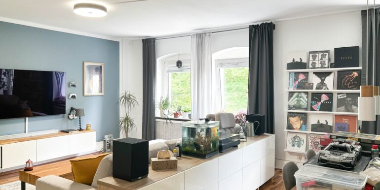 geräumiges Wohnzimmer