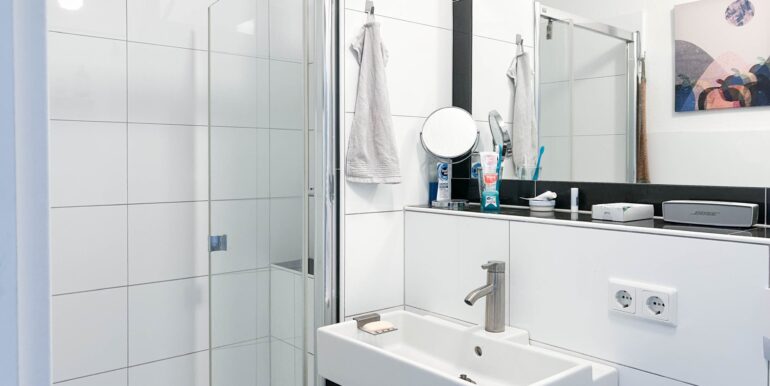modernes Duschbadezimmer