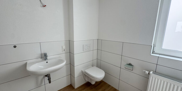 Tageslichtbad mit Dusche EG Wohnhaus Nr. 11