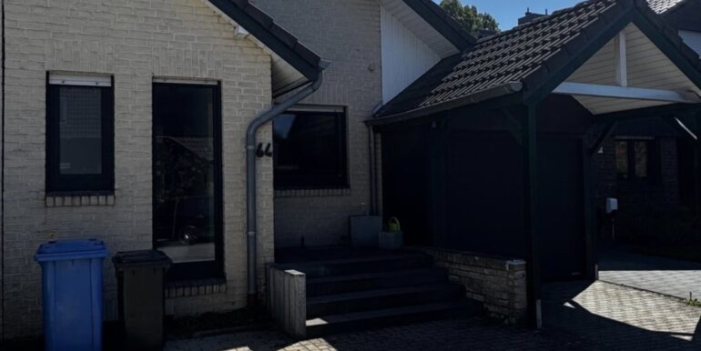 Ansicht Haus und Carport