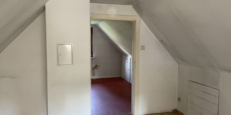 Durchgang zum zweiten Zimmer im DG