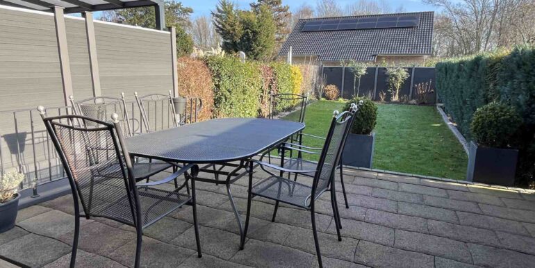 Blick von der Terrasse in den Garten