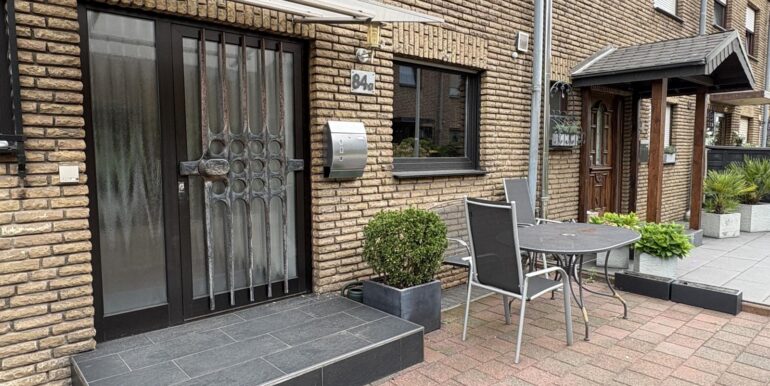 Hauseingang mit zweiter Terrasse