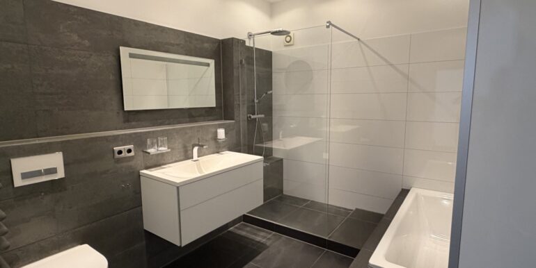 Modernes Badezimmer in der Ebene 4