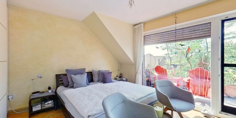 Schlafzimmer zum Balkon