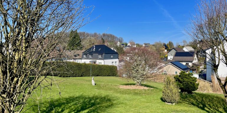 weitläufiger Garten