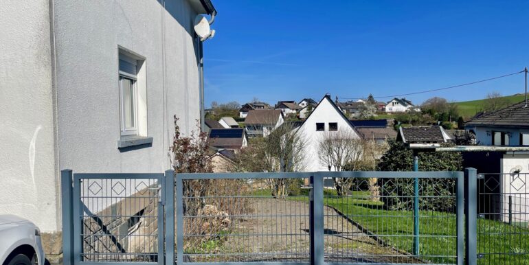 Zufahrt hinter das Haus