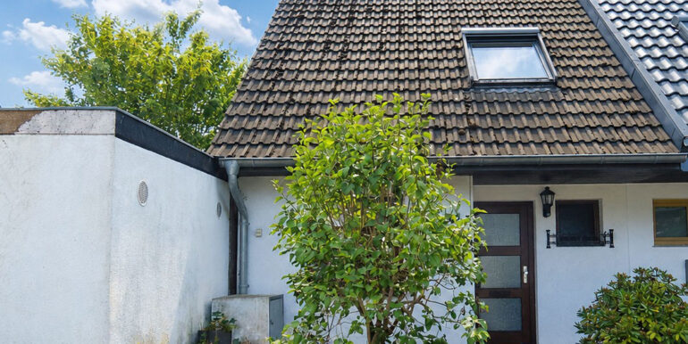 Hausansicht / Hintergrund KI-bearbeitet