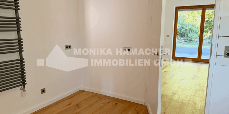 Küche mit Zugang zum Essbereich
