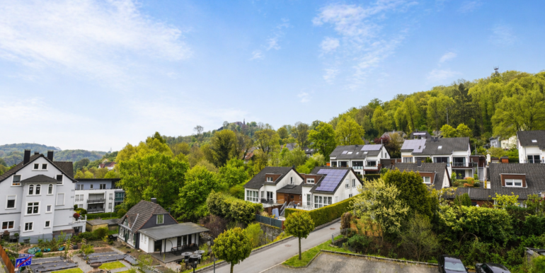Blick übers Wesselbachtal bis zum Schloss