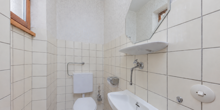 Gäste-WC mit Fenster