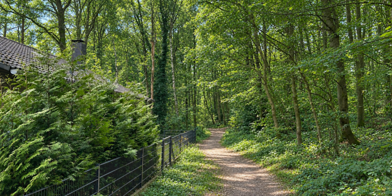städtischer Wanderweg hinter dem Haus