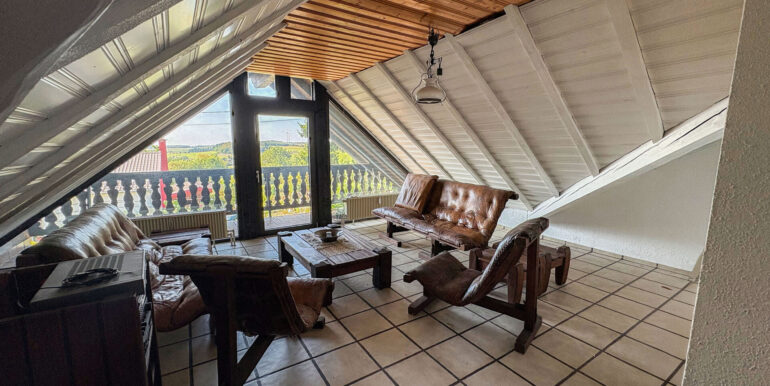 Wohndiele mit Zugang zum Balkon DG
