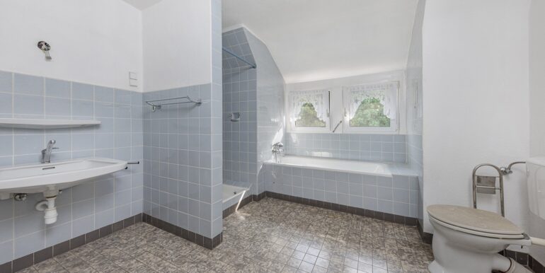 Tageslichtbad mit Dusche und Wanne
