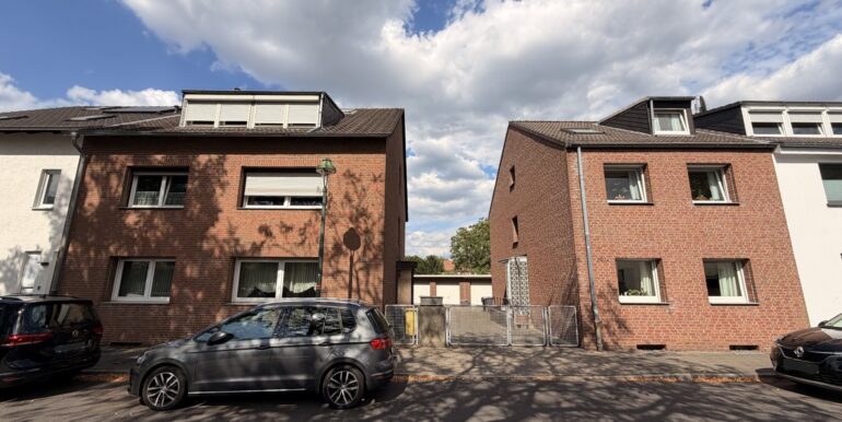 Hausansicht mit Zufahrt