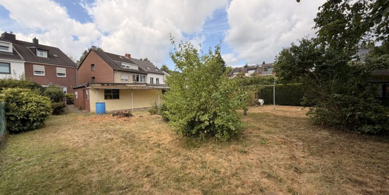 Garten mit Hausansicht