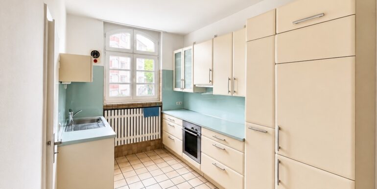 Küche mit Abstellkammer