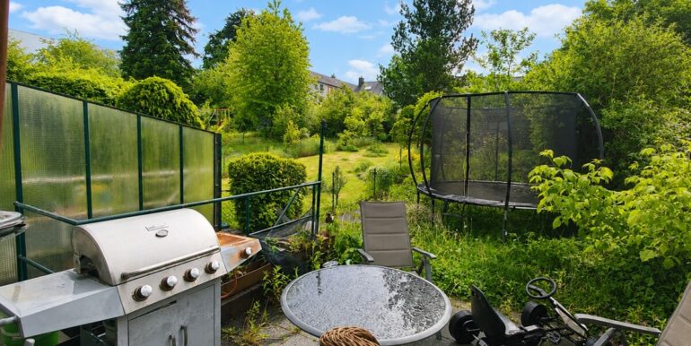 Terrasse und Grün