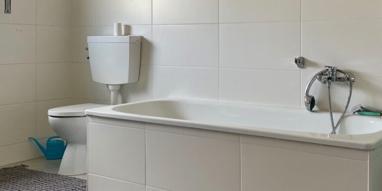 modernisiertes Bad mit Wanne und Dusche (Whg. 3)