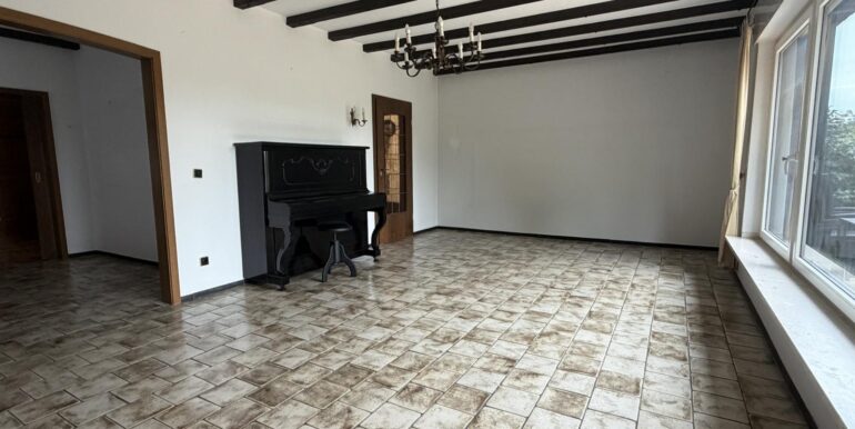Wohnzimmer m. angr. Essplatz