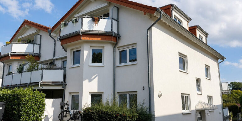 Hausansicht mit KI bearbeitet