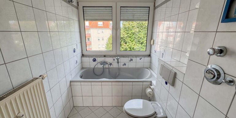 Tageslichtbad mit Wanne und WC