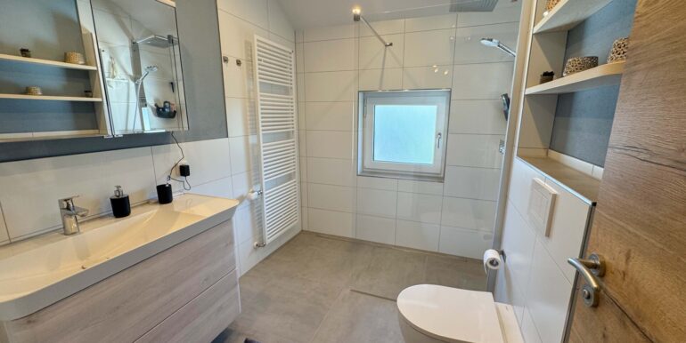 Tageslichtbad mit Dusche und WC OG