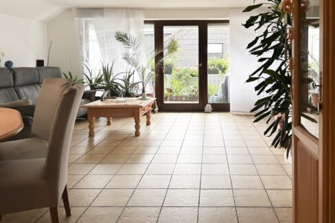 großzügiges Wohnzimmer