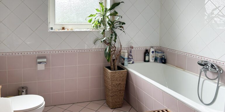 Badezimmer mit Fenster