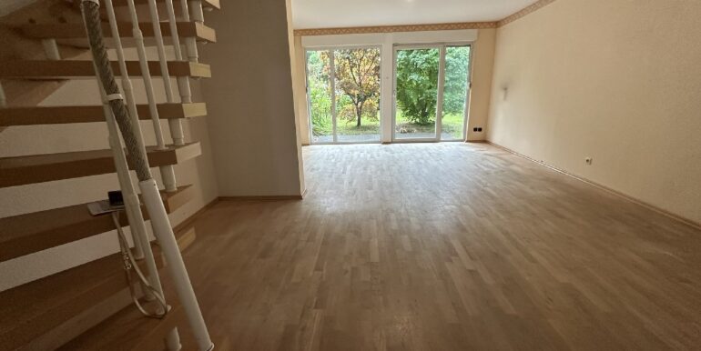 Wohnbereich mit Ausblick in den Garten