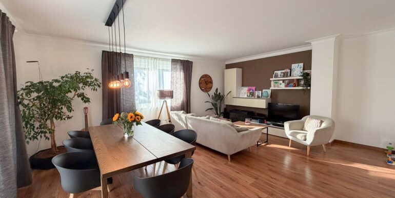Wohn-/Esszimmer (EG)