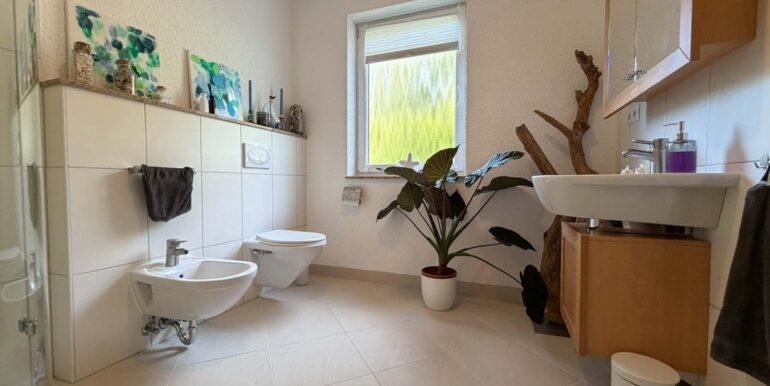 Badezimmer (EG)