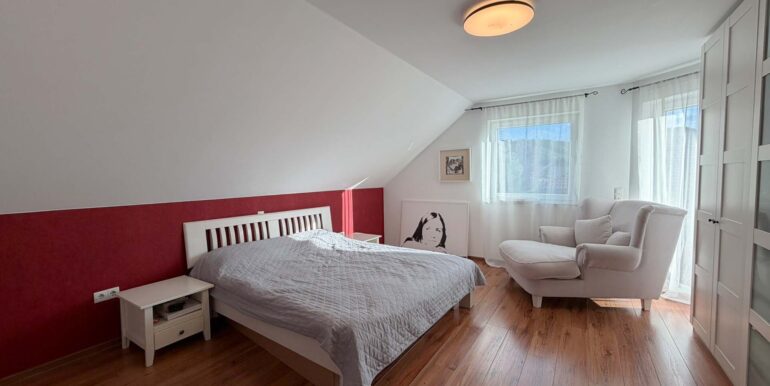Schlafzimmer (DG)