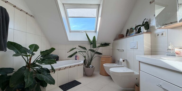 Badezimmer (DG)