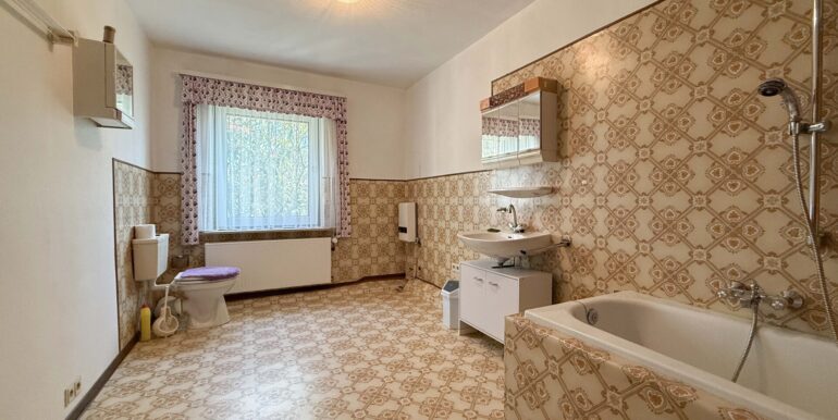Badezimmer (EG)